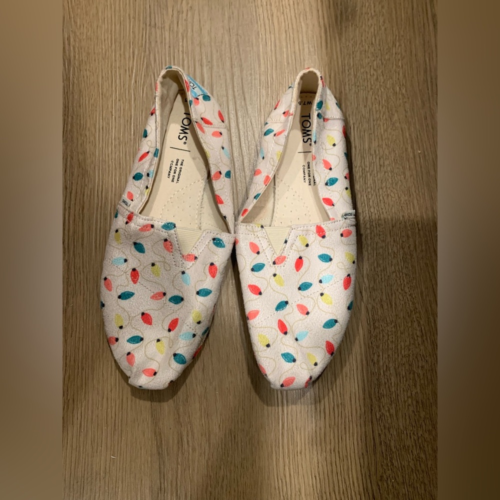 NWT Tom’s women’s‎ Belmont Color Natural Tree Lights print size 7.5 holiday cozy